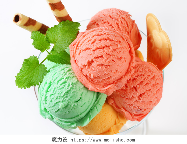 俯拍五彩冰淇淋水果果子冻在冰淇凌 coupe